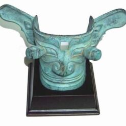 Masca de protectie din bronz pe suport din lemn