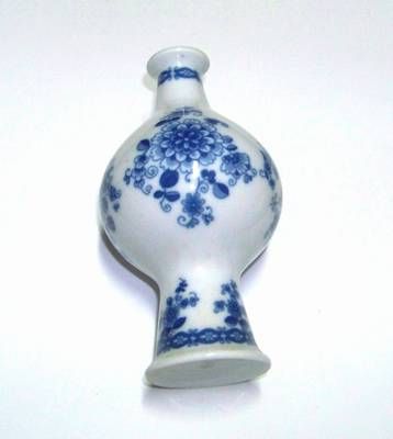 Vaza Feng Shui din cobalt, cu bujorii dragostei