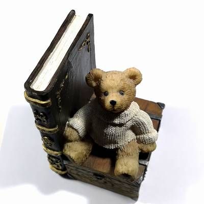 Ursulet cu carte pentru camera copiilor