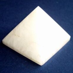 Piramida Feng Shui din cristal de stanca mat