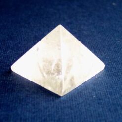 Piramida Feng Shui din cristal de stanca