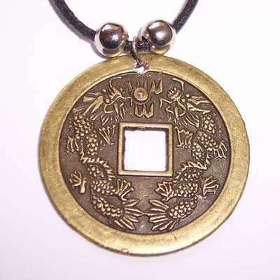 Amuleta cu moneda protectoare