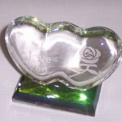 Inima din cristal, cu trandafir, pe suport
