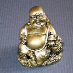 Statuia lui Buddha razand cu Vasul Abundentei