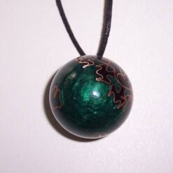 Pandantiv in forma de sfera pe siret negru cerat