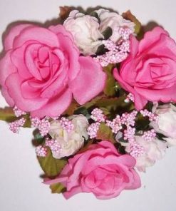 Ornament cu trandafiri roz artificiali. pentru lumanare