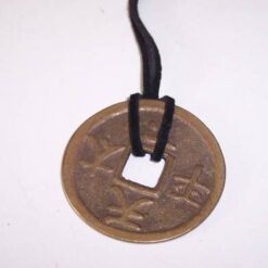 Talisman cu moneda antica cu ideograme de bun augur