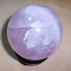 Sfera Feng Shui din cuart roz pe suport de lemn