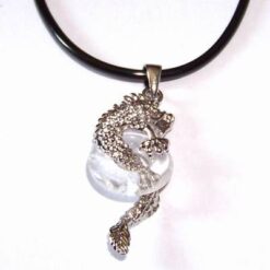 Sarpele-dragon din metal argintat cu cristal de stanca