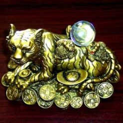 Tigrul auriu cu trei broscute raioase si sfera de cristal