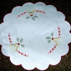 Element de decor cu brazi impodobiti - crem