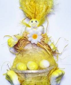 Iepuras decorativ cu cosulet si oua de Pasti - galben