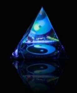 Piramida Feng Shui din cristal cu simbolul Yin-Yang