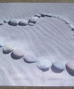 Tablou Feng Shui cu o inima din pietre pe nisip