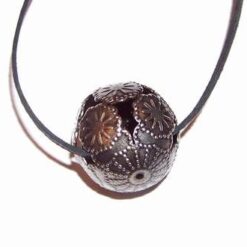 Sfera succesului profesional, din metal, pe siret negru