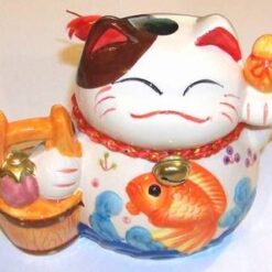 Pusculita din portelan Maneki Neko cu vasul bogatiei