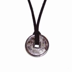 Moneda Feng Shui placata, pe siret negru din piele