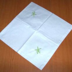 Fata de perna alba cu ideogramele caprei, verzi, brodate
