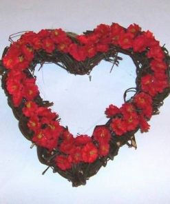 Aranjament in forma de inima cu flori rosii