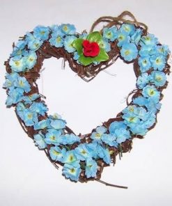 Aranjament in forma de inima cu flori albastre