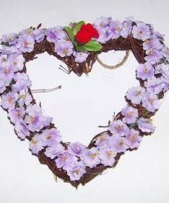Aranjament in forma de inima cu flori mov