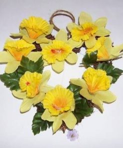 Aranjament in forma de inima cu flori galbene