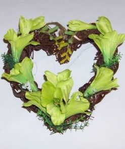 Aranjament in forma de inima cu flori verzi