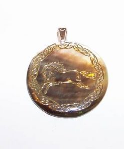 Medalion din sidef cu Calul Imperial gravat, auriu