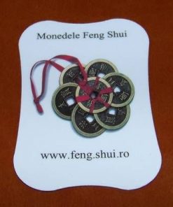 Magnet Feng Shui cu monede legate cu fir rosu