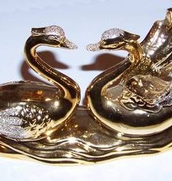 Cuplu de lebede auriu din portelan - remediu Feng Shui