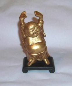 Buddha auriu pe suport din lemn