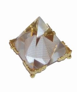 Piramida din cristal cu colturi din metal auriu