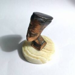 Bustul lui Nefertiti din cupru pe suport din onix