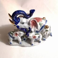 Familie de elefanti din portelan