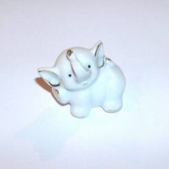 Elefant din portelan cu trompa ridicata