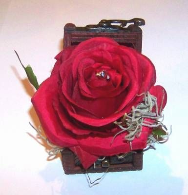 Trandafirul dragostei in cufar de lemn