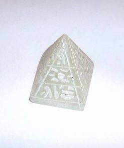 Piramida din onix cu simboluri de protectie