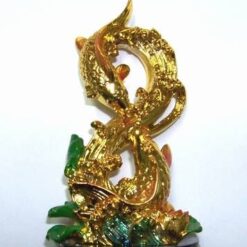 Statuie aurie cu pestii bogatiei, sub forma cifrei 8