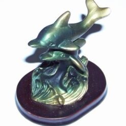 Pereche de delfini pe suport